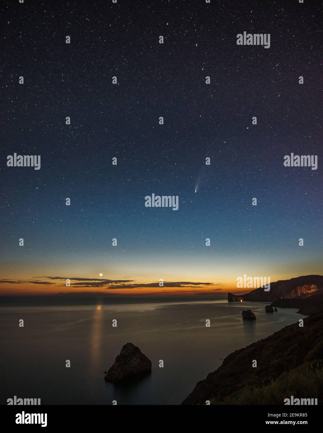 Der Komet Neowise C/2020 F3 (NEOWISE) fliegt über dem Sommerhimmel über Nebida, Sardinien Stockfoto