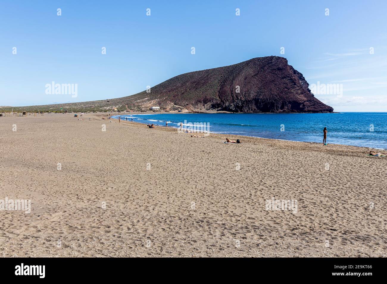 Red Mountain, Montana roja, und Playa de Tejita Strand mit Sonnenanbetern, auf Teneriffa, Kanarische Inseln, Spanien Stockfoto