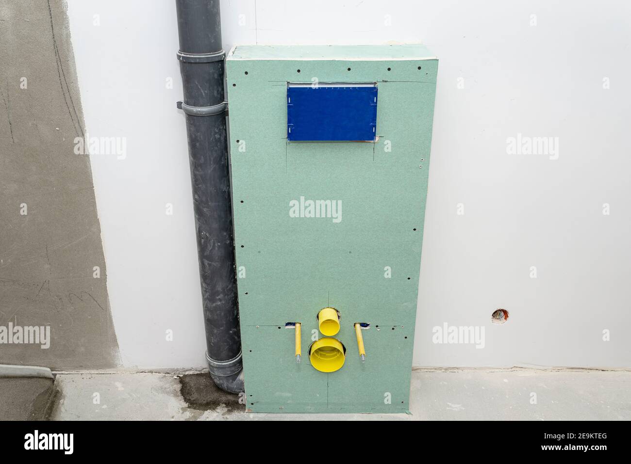 Neu installierter WC-Unterputz-Rahmen für die Wandtoilette, die an das Belüftungsrohr und Abwassersystem angeschlossen ist, in Gipskarton eingebaut, im Badezimmer. Stockfoto