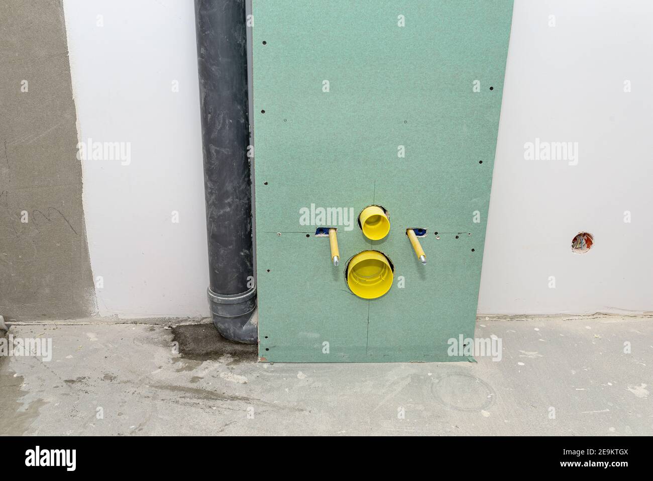 Neu installierter WC-Unterputz-Rahmen für die Wandtoilette, die an das Belüftungsrohr und Abwassersystem angeschlossen ist, in Gipskarton eingebaut, im Badezimmer. Stockfoto