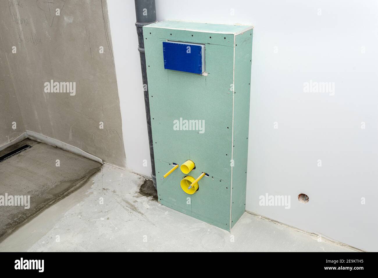 Neu installierter WC-Unterputz-Rahmen für die Wandtoilette, die an das Belüftungsrohr und Abwassersystem angeschlossen ist, in Gipskarton eingebaut, im Badezimmer. Stockfoto