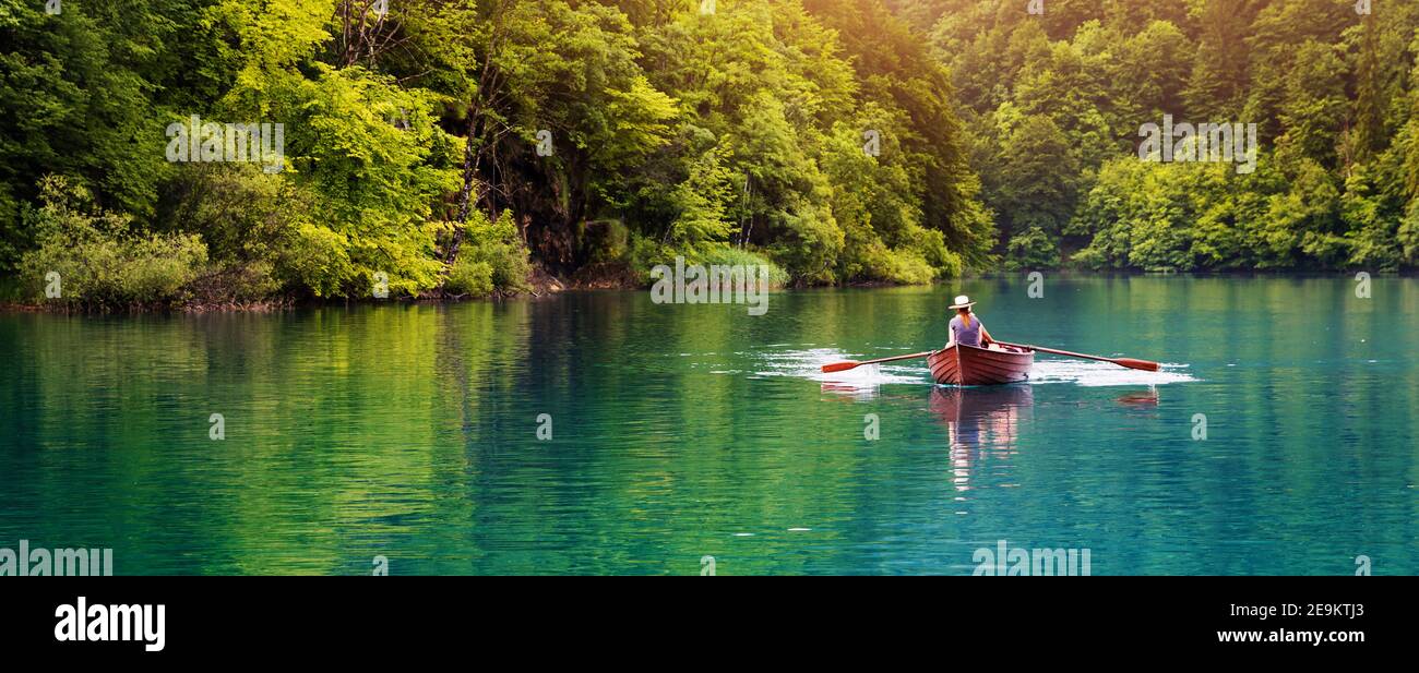 Romantische Fahrt im Ruderboot in einem See. Banner Stockfoto
