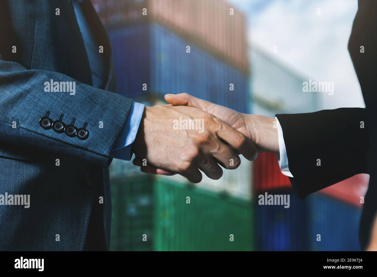 Geschäftsleute Vereinbarung Handshake am industriellen Containerhafen. Seeverkehr und Export Import Business-Konzept Stockfoto