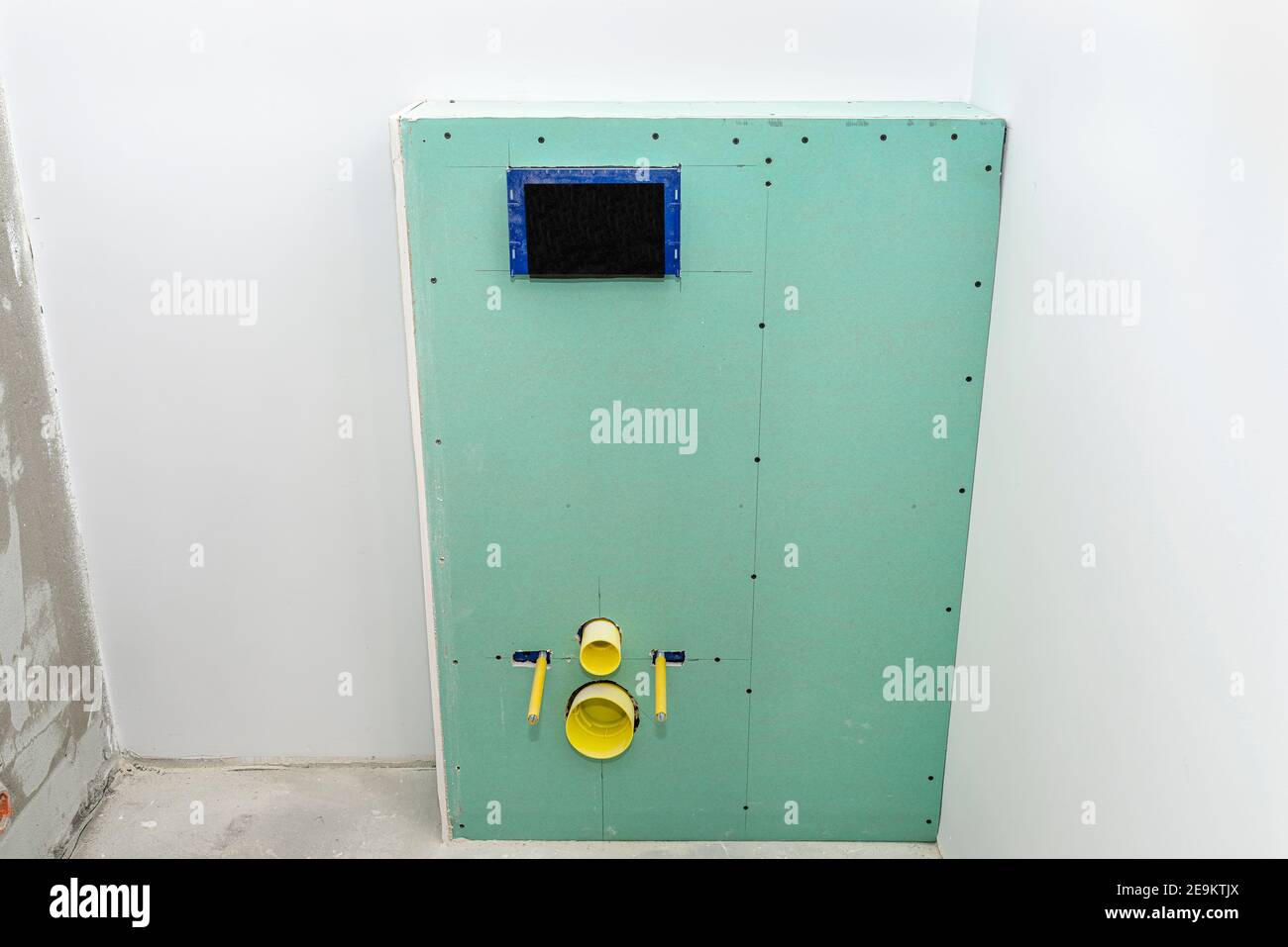 Neu installierte WC-Unterputz-Rahmen für Wand-WC, in Gipskarton eingebaut, im Badezimmer. Stockfoto