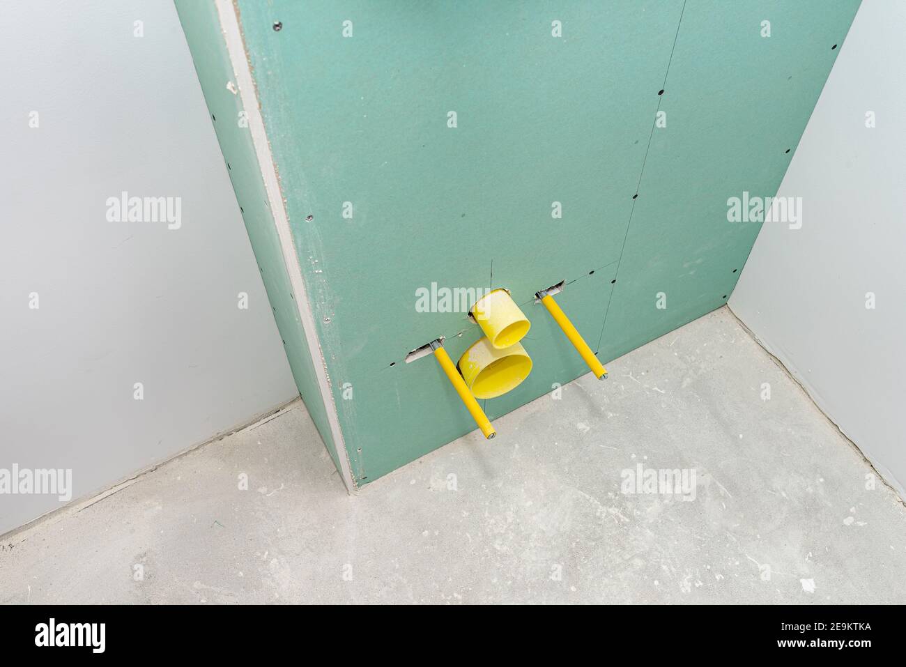 Neu installierte WC-Unterputz-Rahmen für Wand-WC, in Gipskarton eingebaut, im Badezimmer. Stockfoto