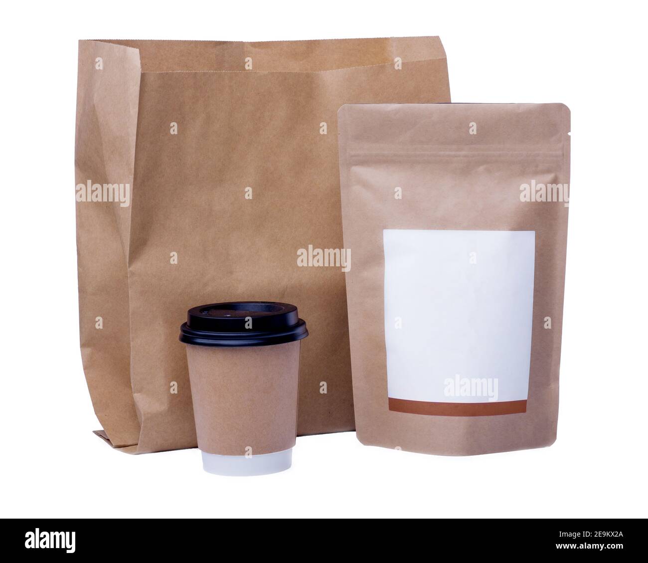 Nachbildung von Recycling-Papierbecher, Papiertüte, Kaffeebohnenbeutel auf weißem Hintergrund Stockfoto