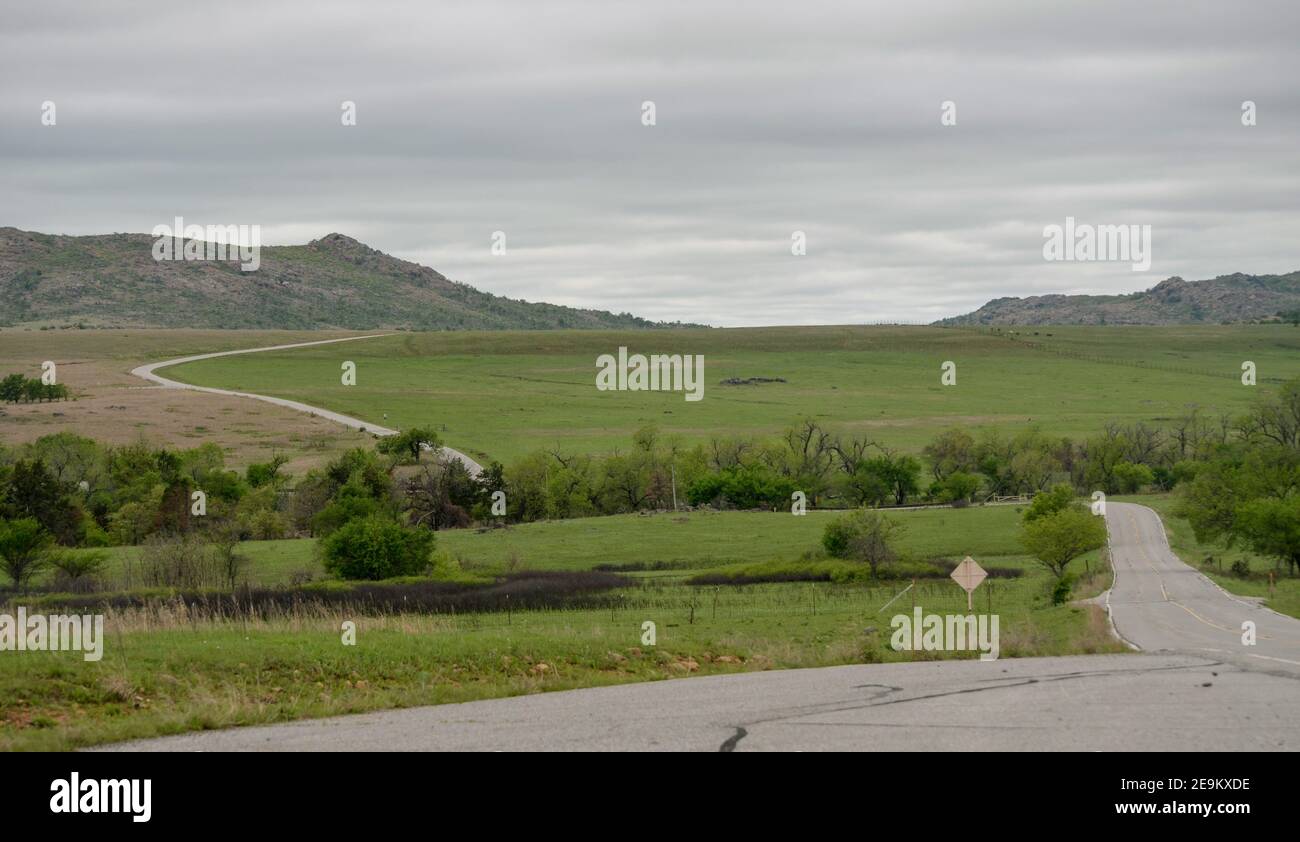 Kurvenreiche Straße durch Prairie Stockfoto