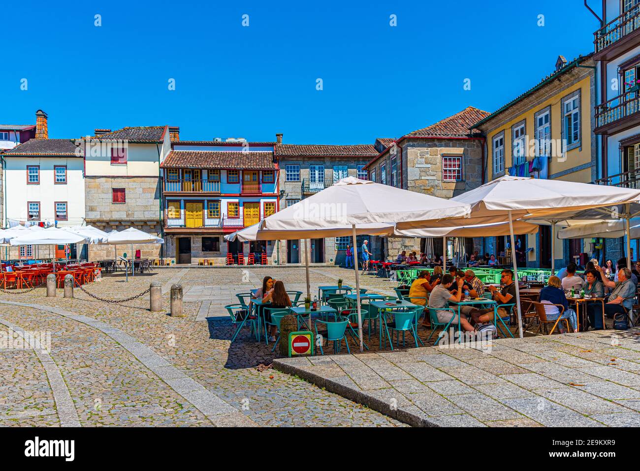 GUIMARAES, PORTUGAL, 22. MAI 2019 Die Menschen schlendern über Praca