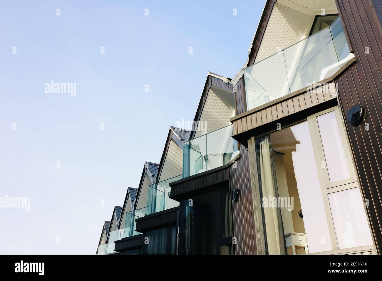 16. Dezember 2020 - Kent, UK: Fassade eines modernen Gebäudes mit Kopierraum Stockfoto