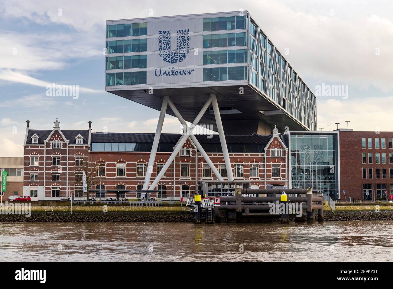 Rotterdam, Niederlande - 2021-02-04: Unilever Hochfeld Gebäude in Rotterdam an einem bewölkten Tag. Das Bürogebäude am Wasser ist über der Hi gebaut Stockfoto