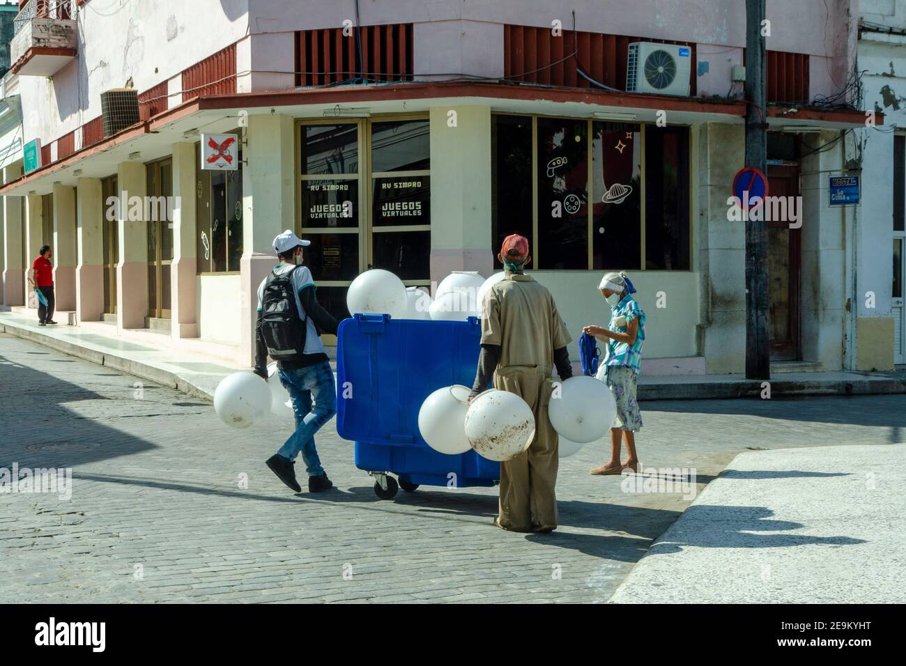 Kubanische Arbeiter wechseln die elektrischen Lampen des Parks Las Arcadas, Santa Clara, Kuba Stockfoto