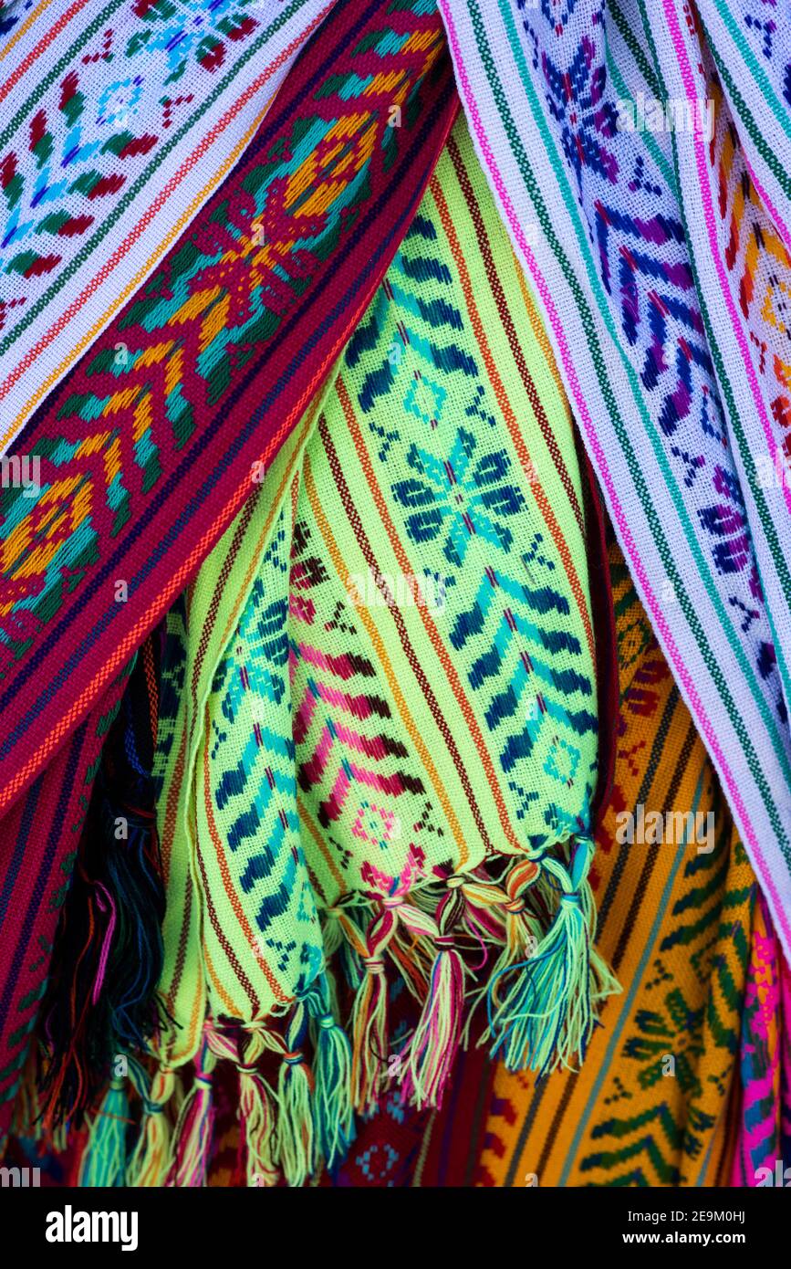 Nahaufnahme von typischen mexikanischen Stoffen, traditionelle Handwerkskunst von tausend Farben, ganz handgemacht. Stockfoto