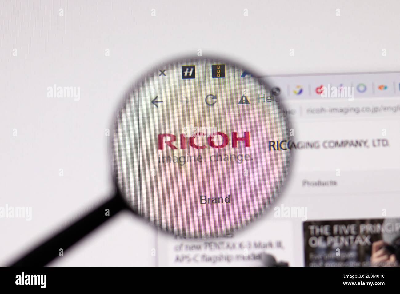 Los Angeles, USA - 1. Februar 2021: Pentax Ricoh Imaging Webseite. ricoh-imaging.co.jp Logo auf dem Display, illustrative Editorial Stockfoto