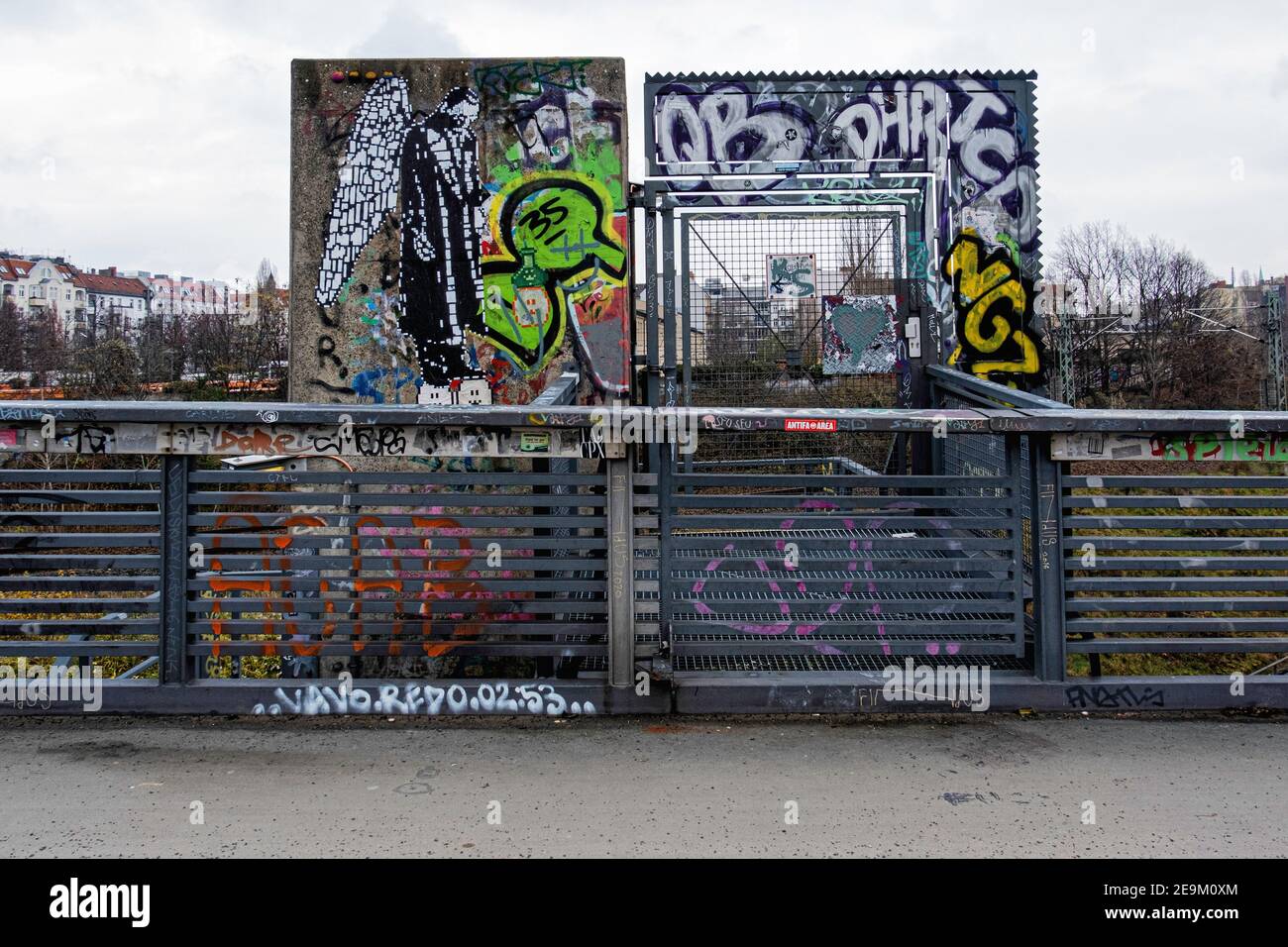 Graffiti auf Schwedter Steg Fußgängerbrücke, die Behnstraße & Mauerpark, Berlin, Deutschland verbindet Stockfoto