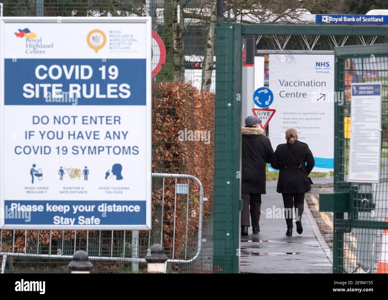 Schottland, Großbritannien. 5th. Februar 2021. Mitglieder der Öffentlichkeit, die im Royal Highland Centre, Ingliston, Edinburgh ankommen, um ihren Coronavirus-Impfstoff zu erhalten Kredit: Ian Rutherford/Alamy Live News. Stockfoto