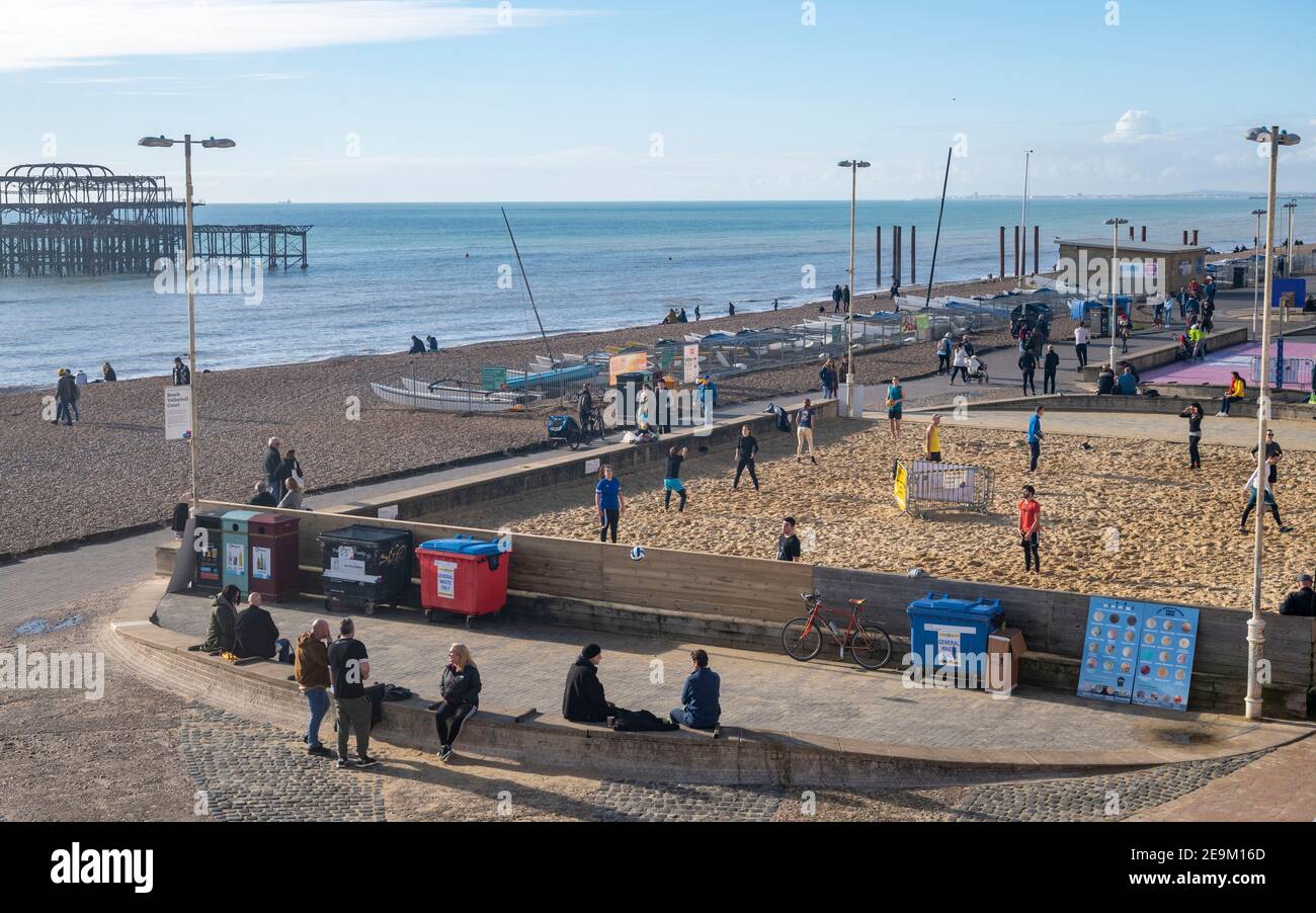 Brighton UK 5th Februar 2021 - Menschen genießen einen schönen warmen sonnigen Tag an der Küste von Brighton . Allerdings wird das Wetter in Großbritannien über das Wochenende viel kälter werden, mit starkem Schnee für einige Gebiete vorhergesagt: Credit Simon Dack / Alamy Live News Stockfoto