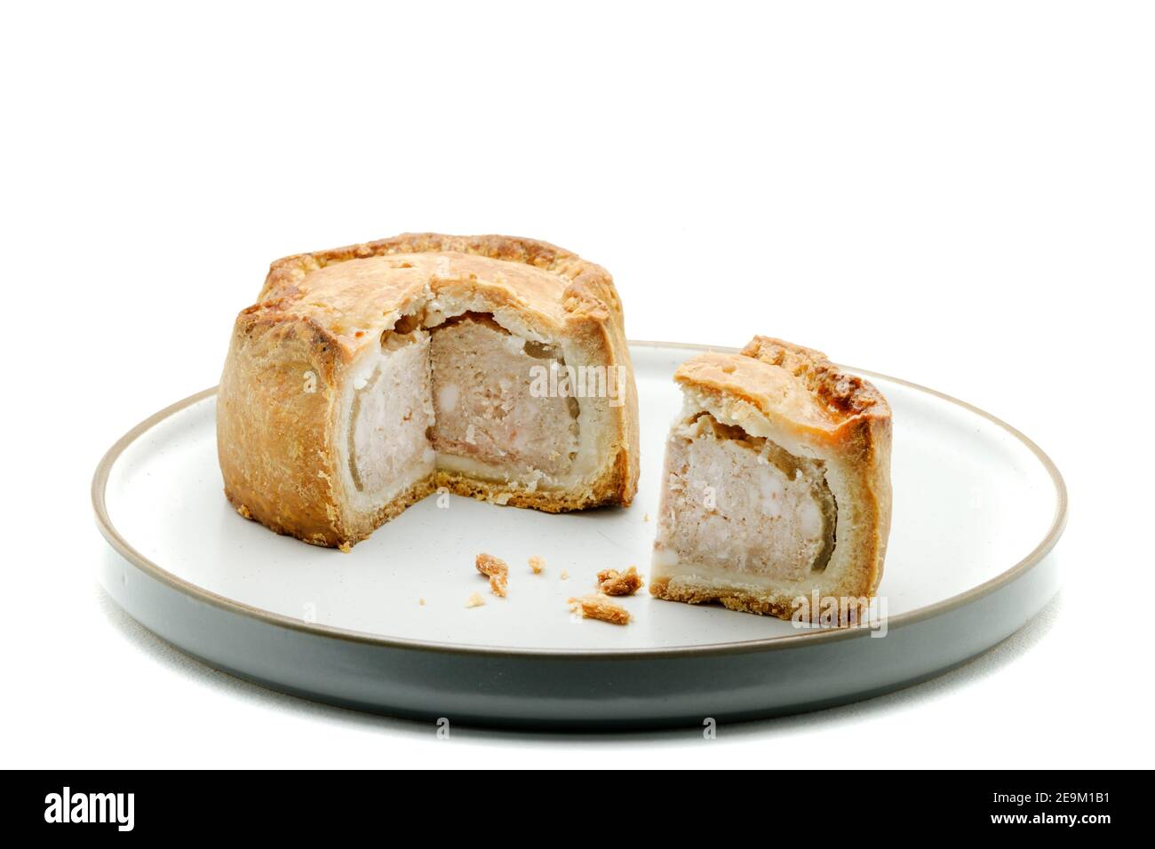 Ein traditioneller, handgekräuselter Melton Mowbray Pork Pie. Ein traditionelles englisches Schweinefleisch mit einer gehackten Schweinefleischfüllung, gelierte Schweinefond in einem Krustengebäck Stockfoto