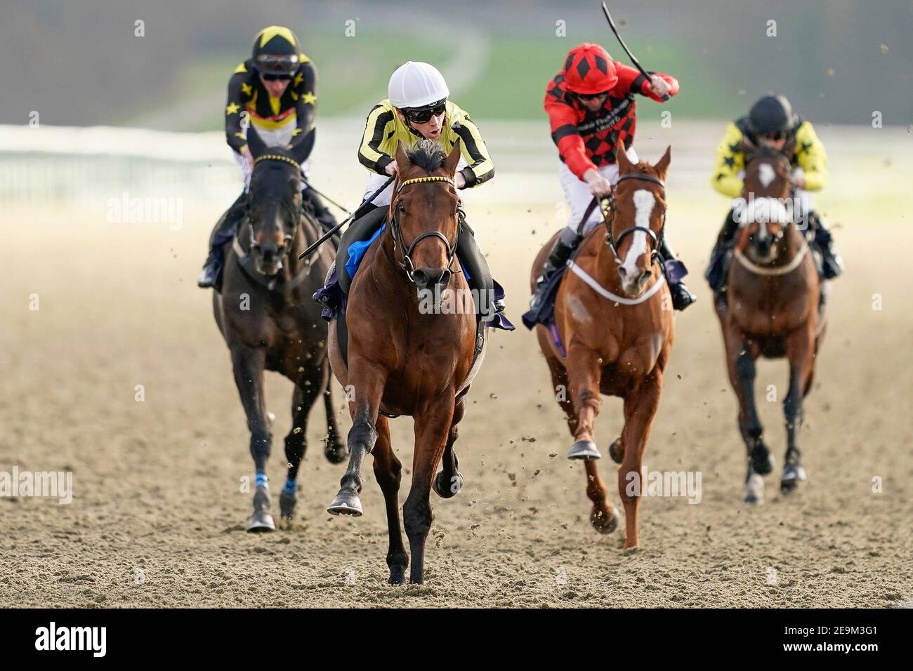 Vater des Jazz von Jockey Callum Shepherd geritten gewinnen die Betway Handicap auf Lingfield Rennbahn. Bilddatum: Freitag, 5. Februar 2021. Stockfoto