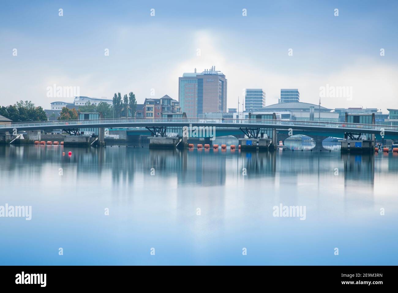 Großbritannien, Nordirland, Belfast, Lagan Weir Fußgänger- und Fahrradbrücke Stockfoto