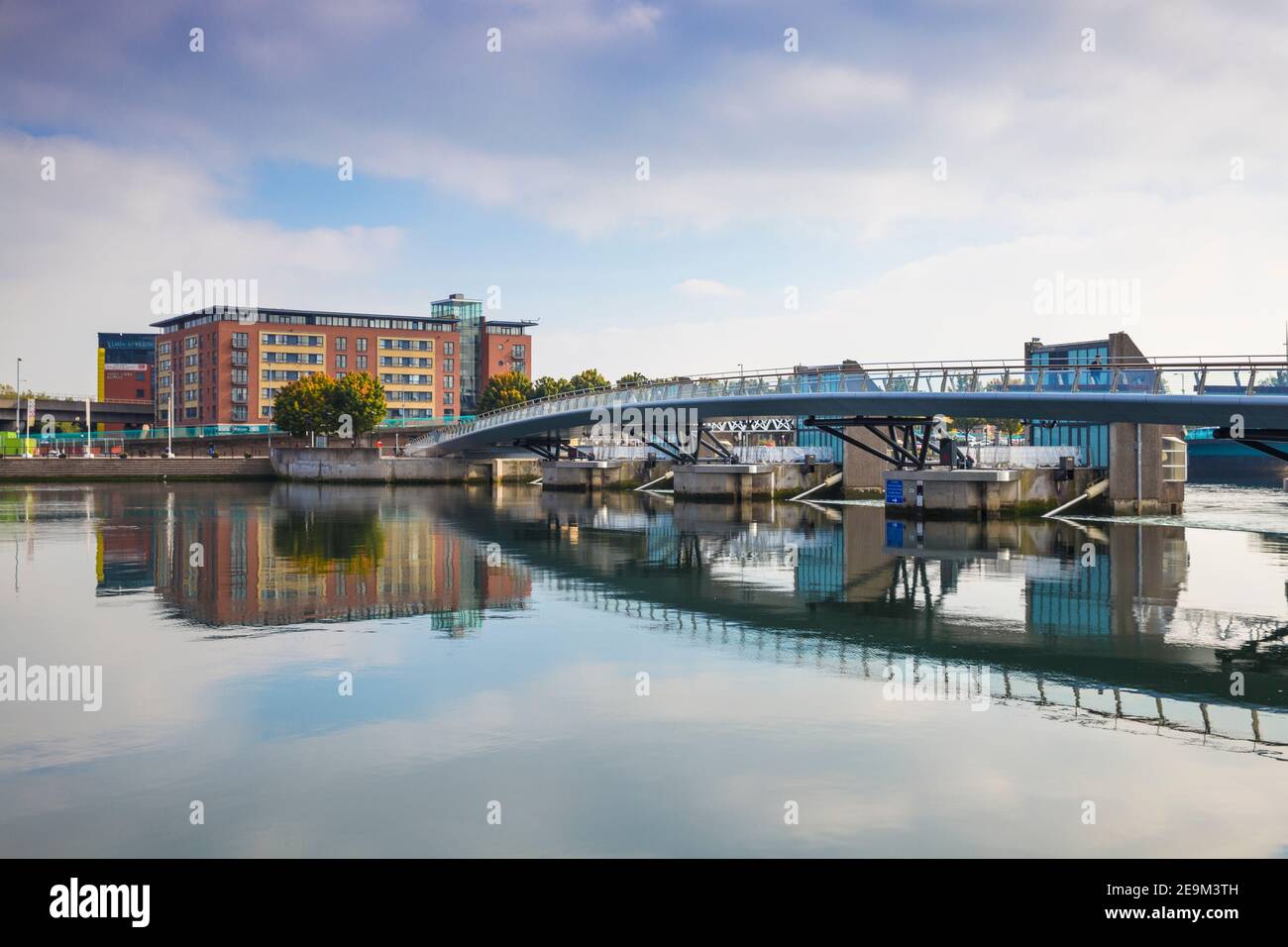 Großbritannien, Nordirland, Belfast, Lagan Weir Fuß- und Fahrradbrücke Stockfoto