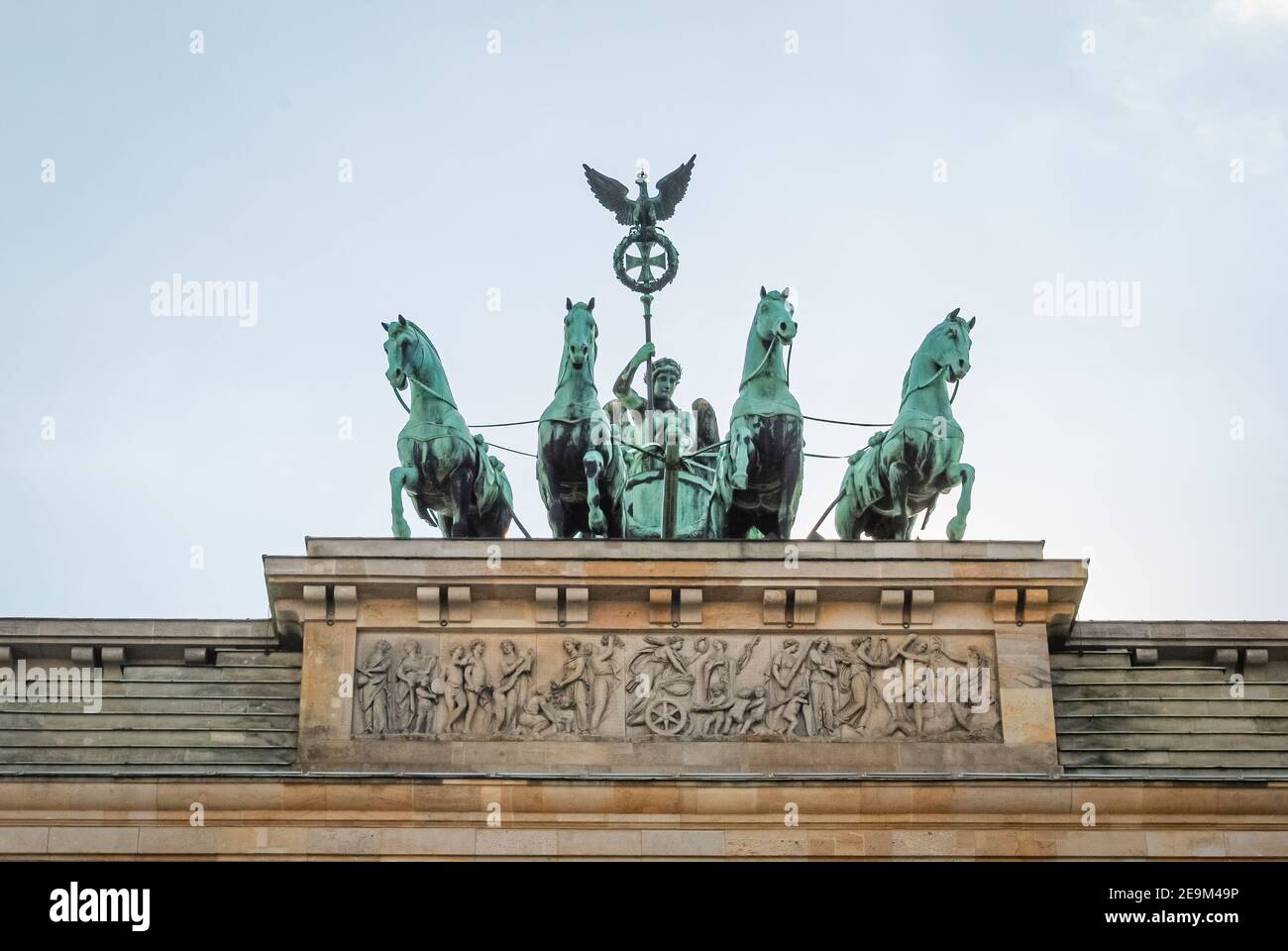Die Quadriga an der Spitze des Brandenburger Tors Berlin, Deutschland Stockfoto