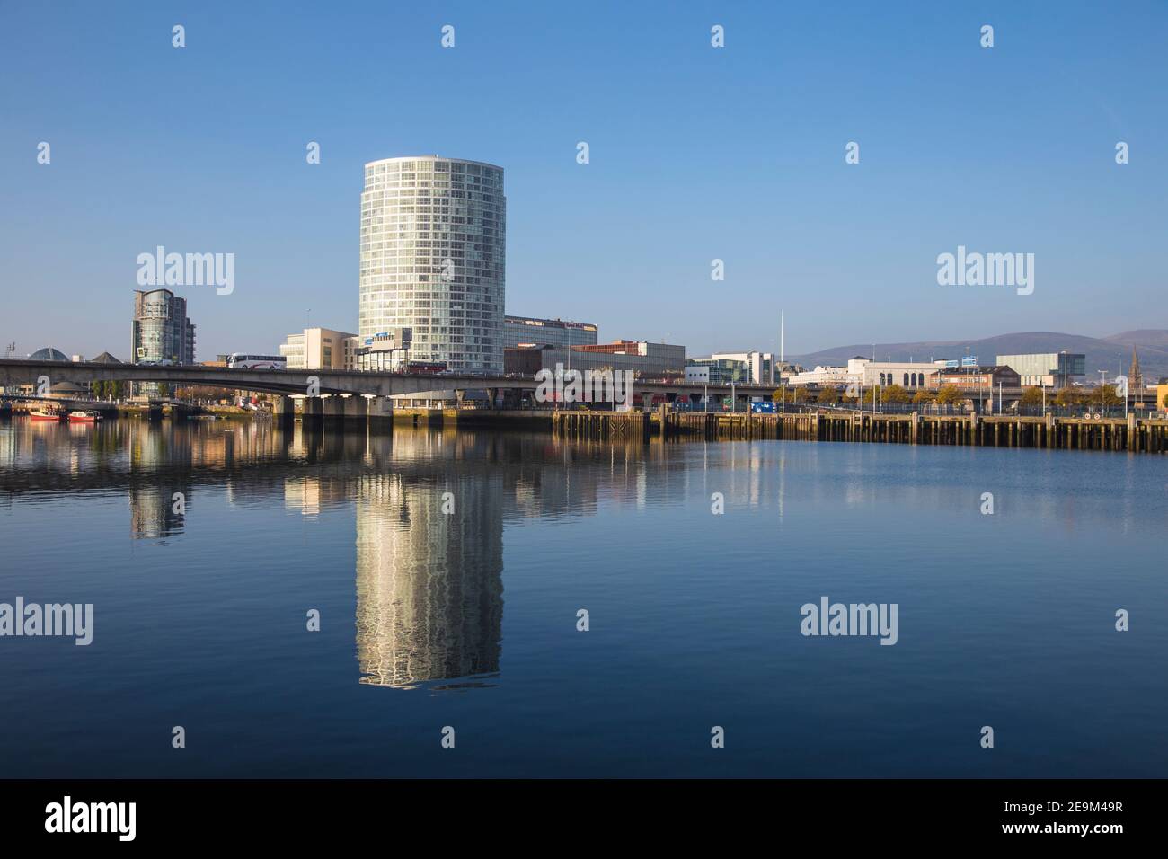 Großbritannien, Nordirland, Belfast, Queen Elizabeth Bridge und Obel Tower Complex Stockfoto