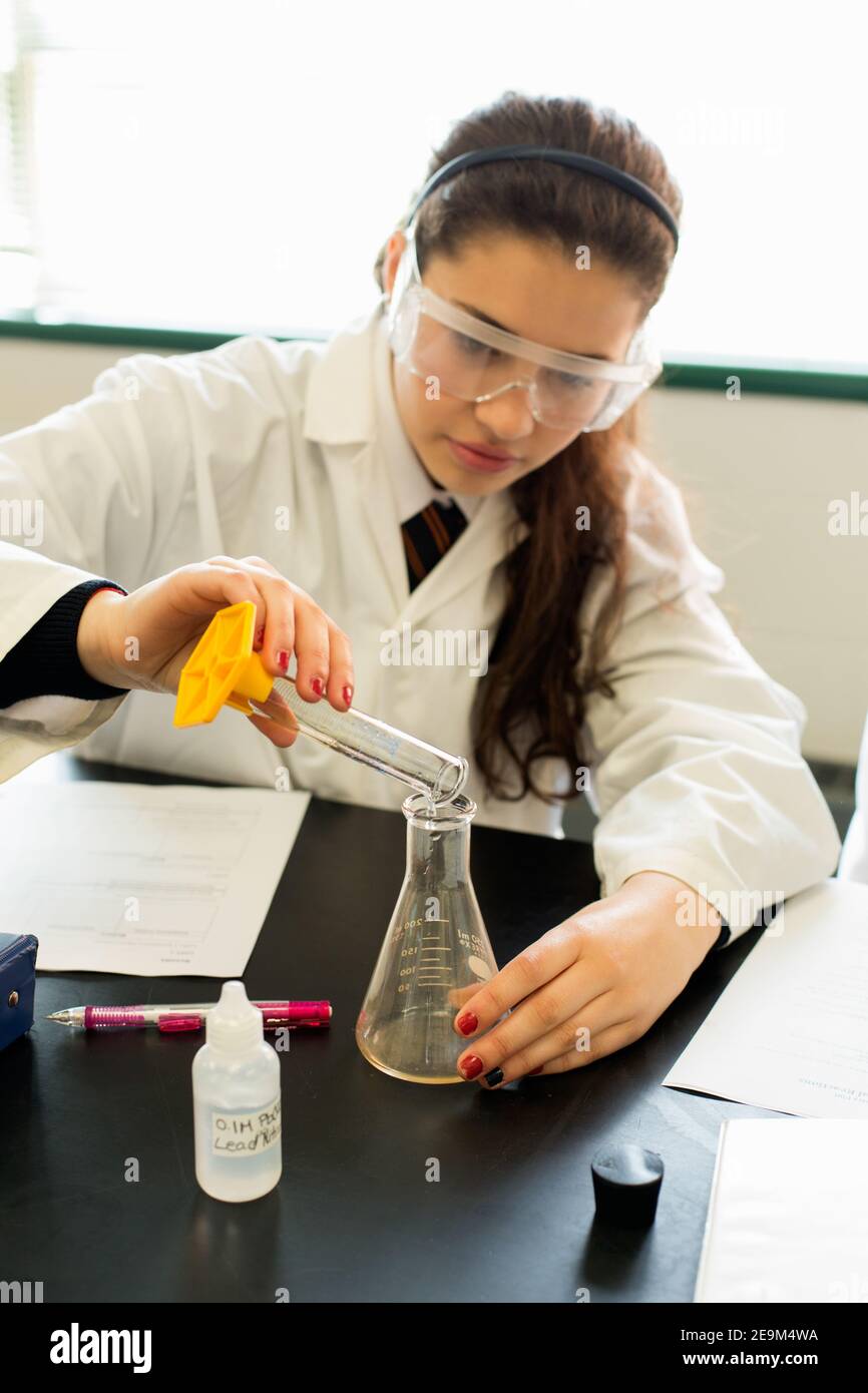 Teenage Studentin Durchführung eines wissenschaftlichen Experiments Stockfoto