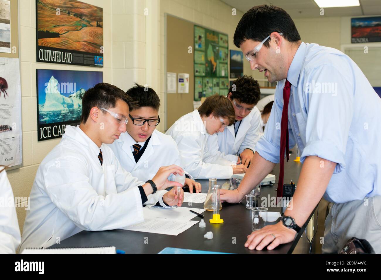 Teenager-Studenten in einer wissenschaftlichen Klasse wird instructing von einem Lehrer Stockfoto