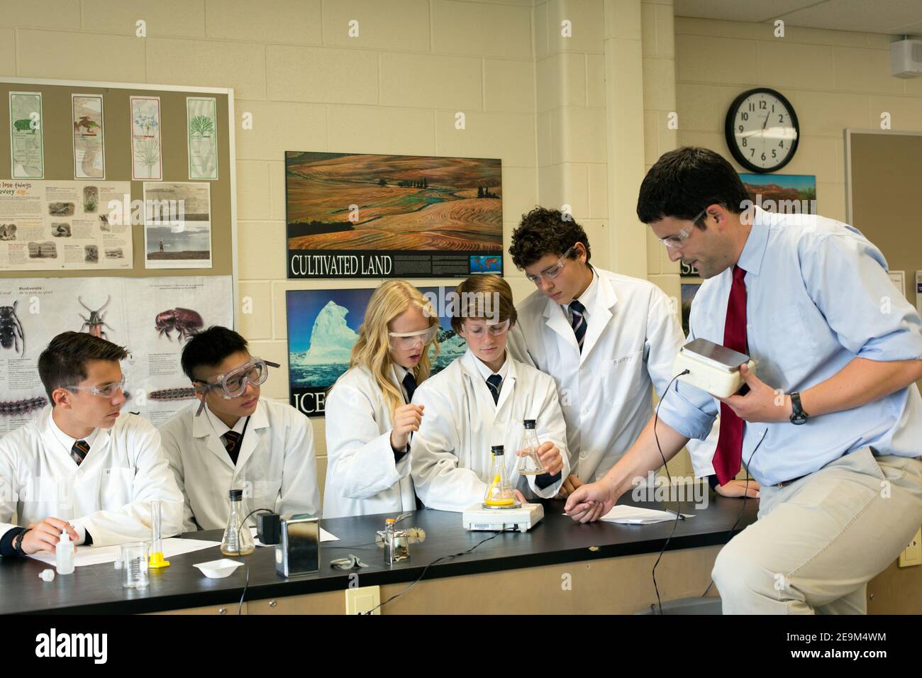 Teenager-Studenten in einer wissenschaftlichen Klasse wird instructing von einem Lehrer Stockfoto