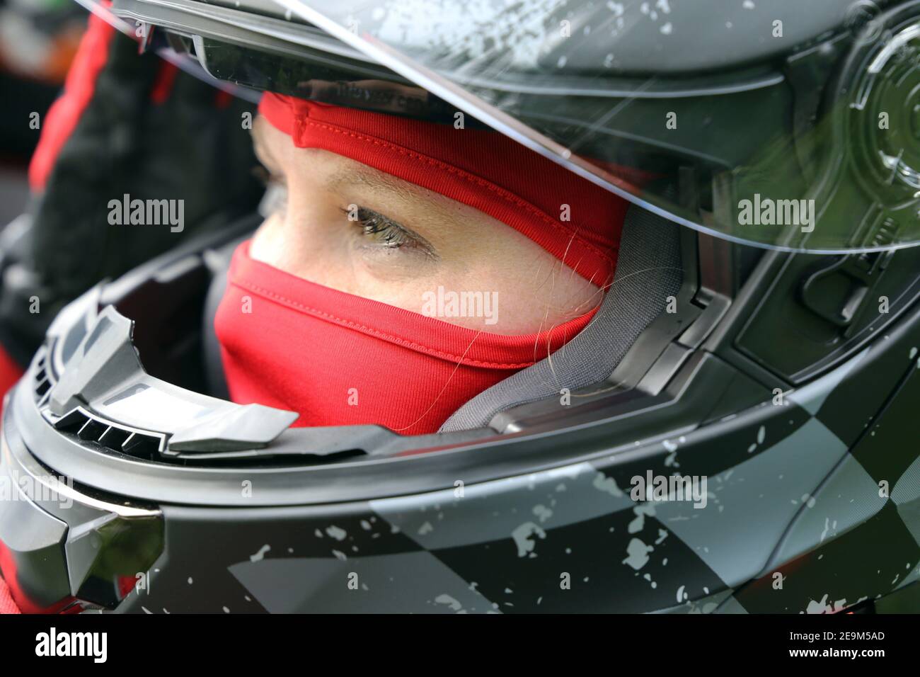 Symbolbild: Weibliche Rennwagenfahrerin mit Helm und Sturmhaube (Modell  veröffentlicht Stockfotografie - Alamy