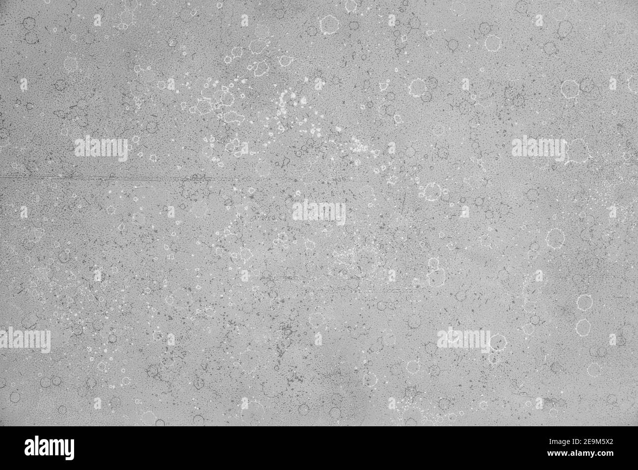 Graue lockere Acrylfarbe Textur mit weißen und dunklen Flecken. Hintergrund, Substrat. Stockfoto