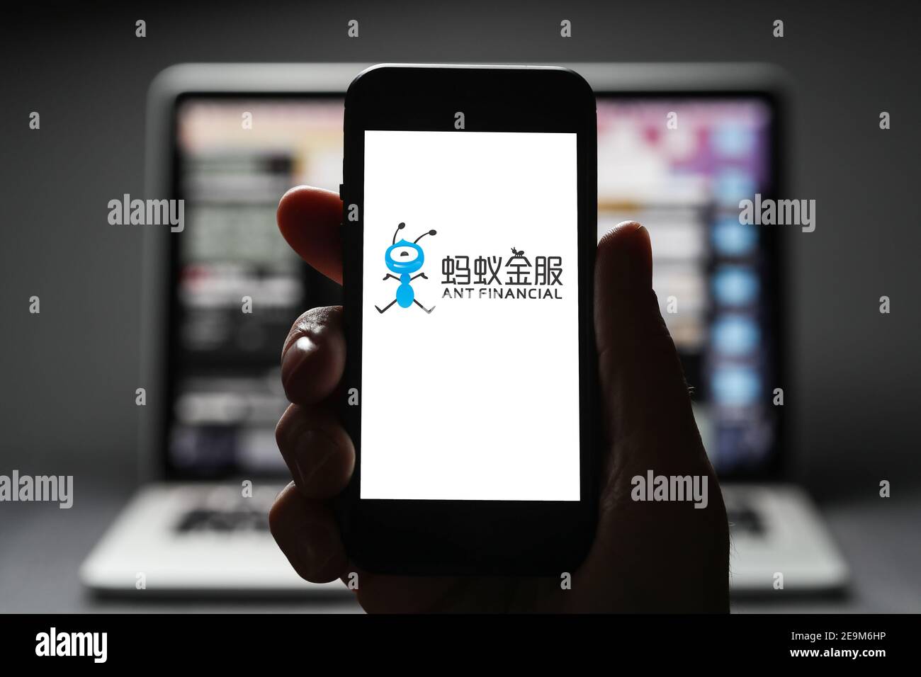 ANT Financial-Logo auf einem Mobiltelefon. (Nur für redaktionelle Zwecke) Stockfoto