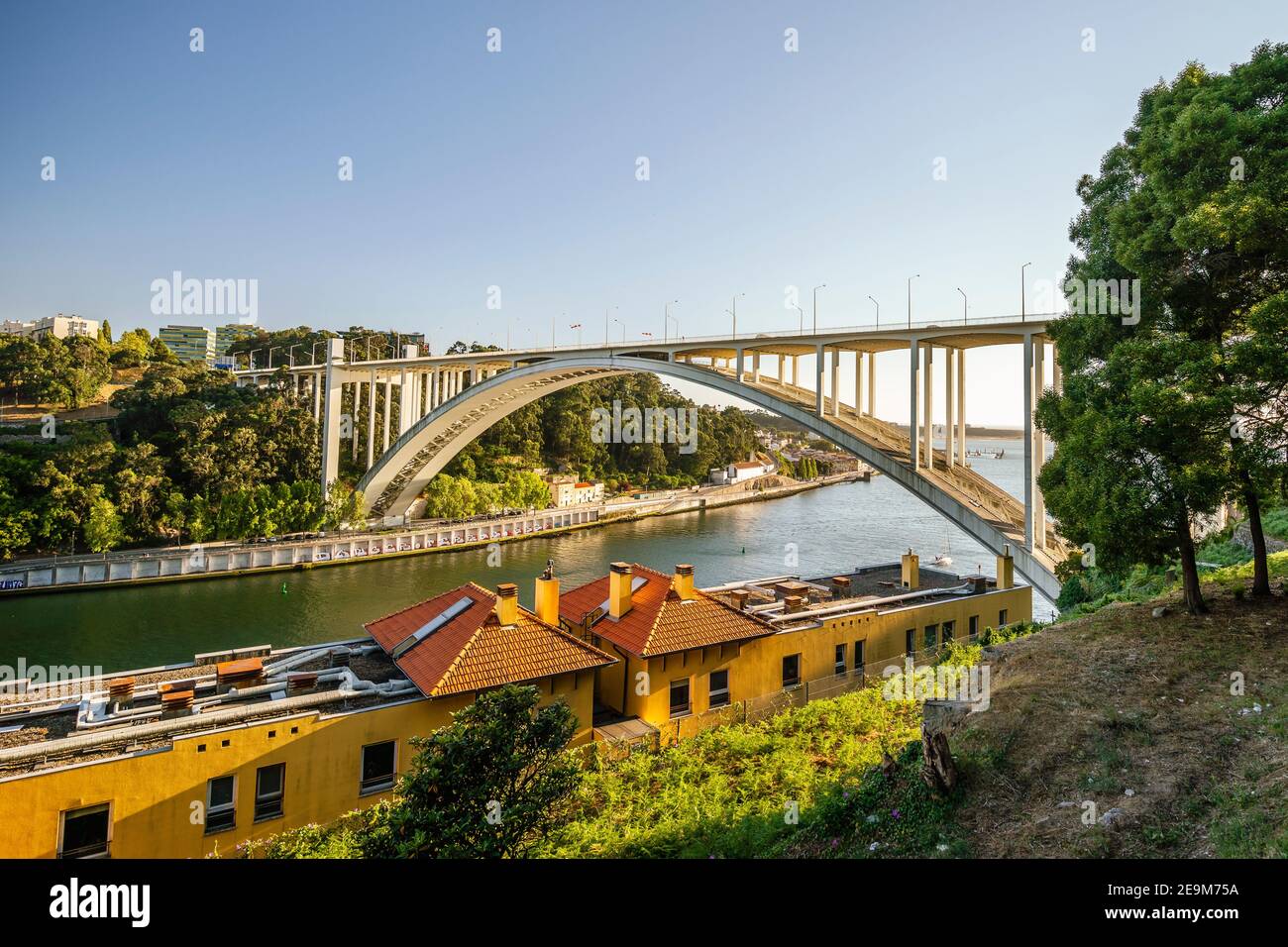 Arrabida Brücke über den Douro Fluss in Porto, nördlich von Portugal Stockfoto