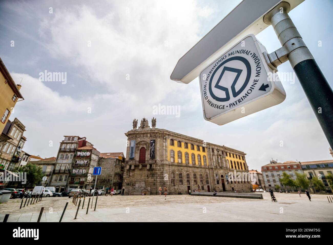 Porto, Portugal - 11. August 2020: UNESCO-Weltkulturerbe neben der Clerigos-Kirche in der Altstadt Stockfoto