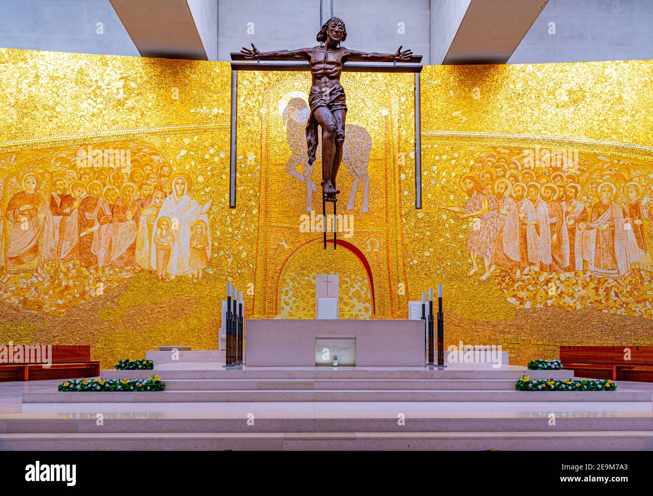 FATIMA, PORTUGAL, 27. MAI 2019: Innenraum der Basilika der Heiligen dreifaltigkeit in Fatima, Portugal Stockfoto