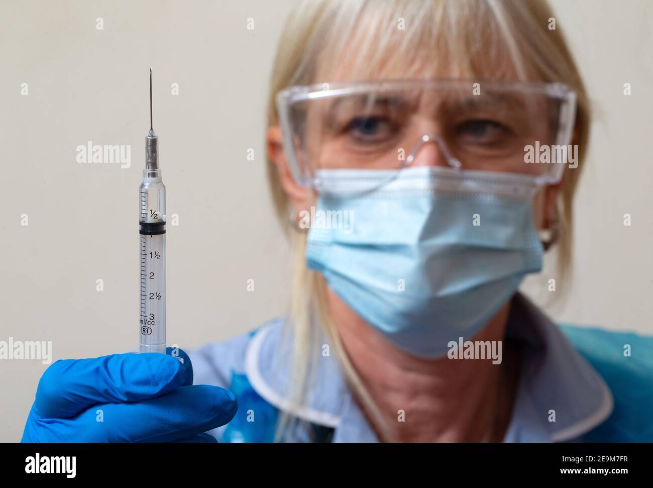 Eine NHS-Krankenschwester bereitet einen Impfstoff für einen Patienten vor. Stockfoto