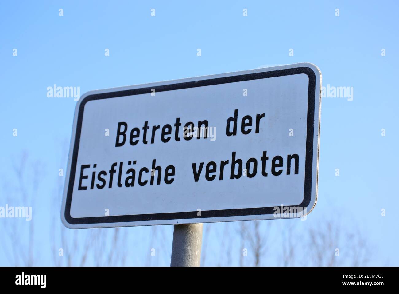Deutsches Warnschild: Eintritt in den Eisring verboten (Betreten der Eisfläche verboten) Stockfoto