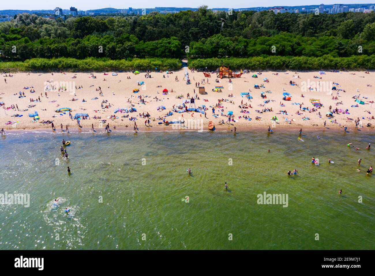 Überfüllter Strand während der Sommerzeit Luftaufnahme Stockfoto