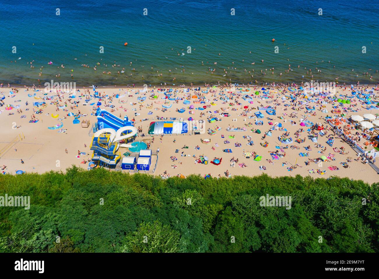 Überfüllter Strand während der Sommerzeit Luftaufnahme Stockfoto