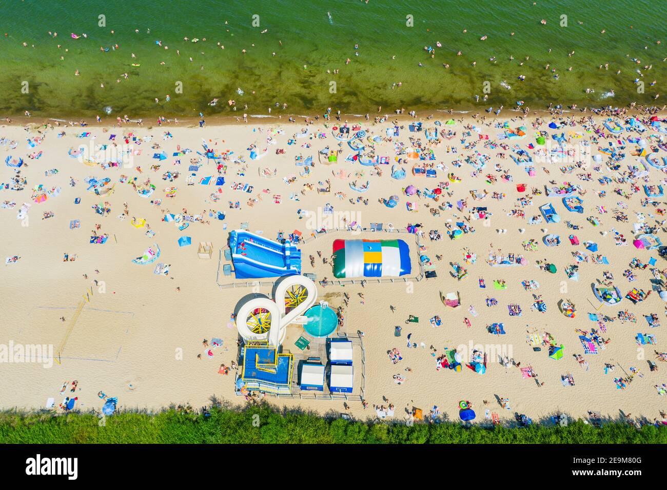 Überfüllter Strand während der Sommerzeit von oben nach unten aus der Vogelperspektive Stockfoto