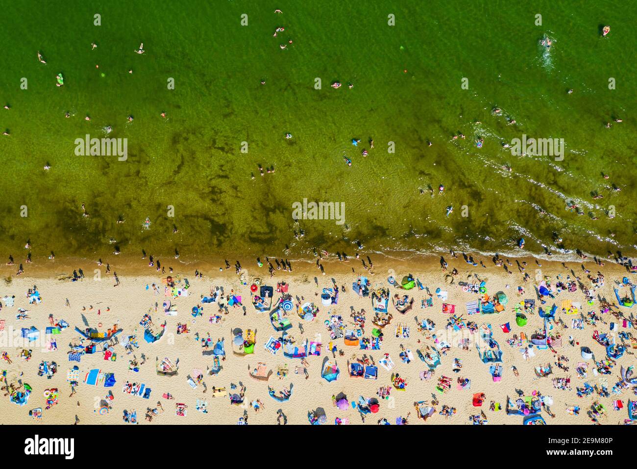 Überfüllter Strand während der Sommerzeit von oben nach unten aus der Vogelperspektive Stockfoto