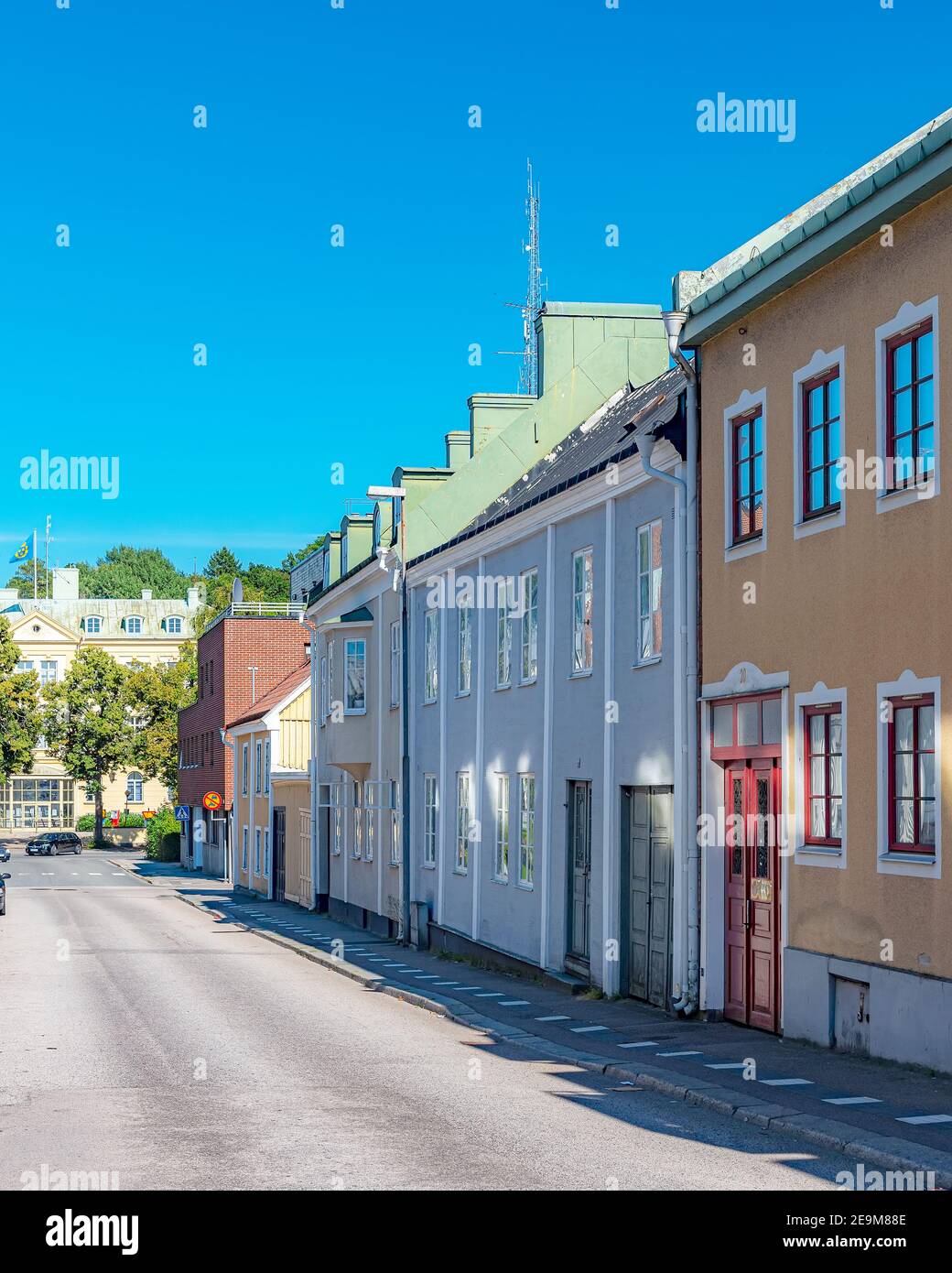 KARLSHAMN, SCHWEDEN - 01. AUGUST 2020: Ein typischer Straßenblick von der schwedischen Stadt Karlshamn. Stockfoto