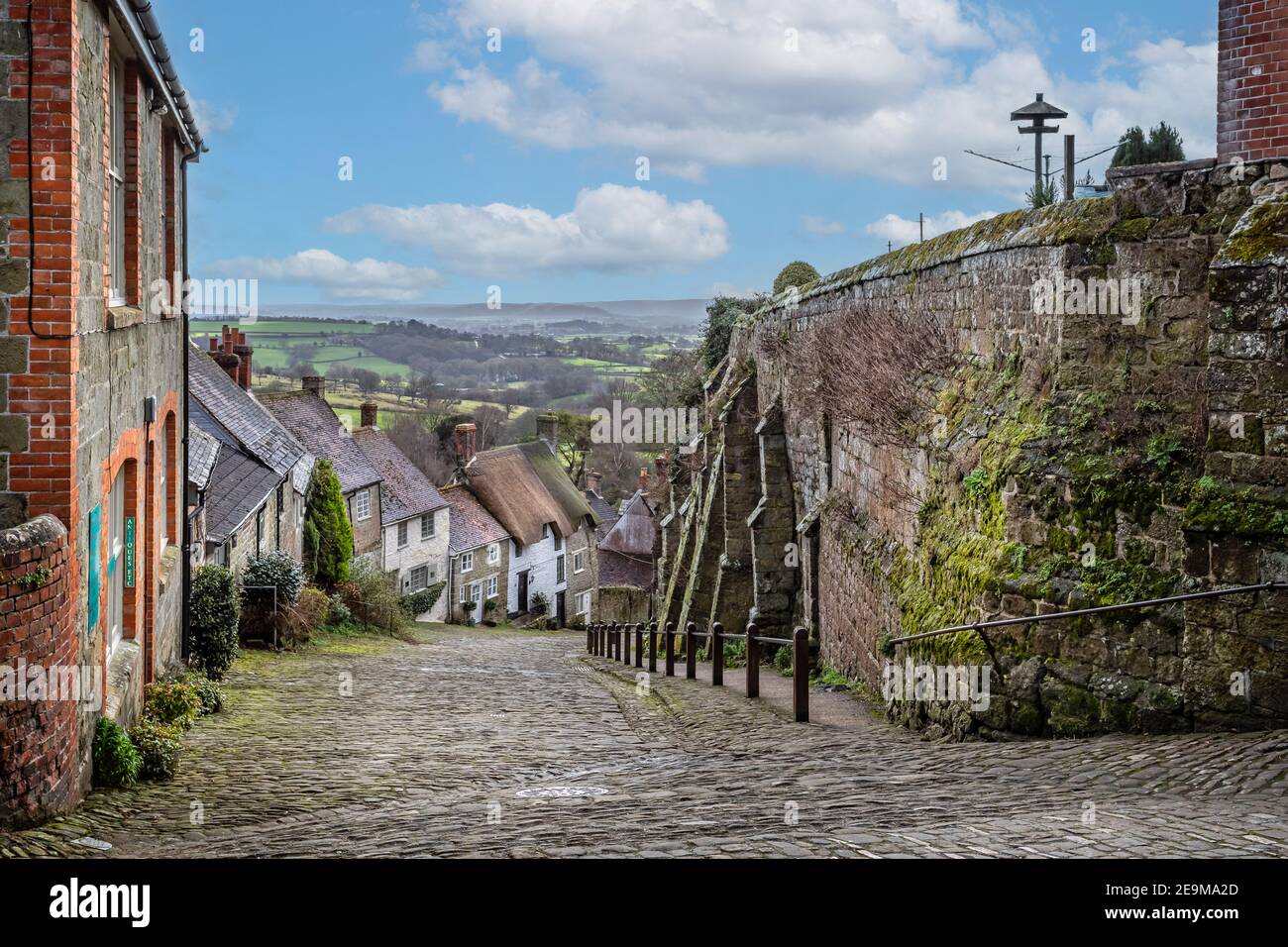 Blick auf den berühmten gepflasterten Gold Hill in Shaftesbury, Dorset, Großbritannien am 5. Februar 2021 Stockfoto