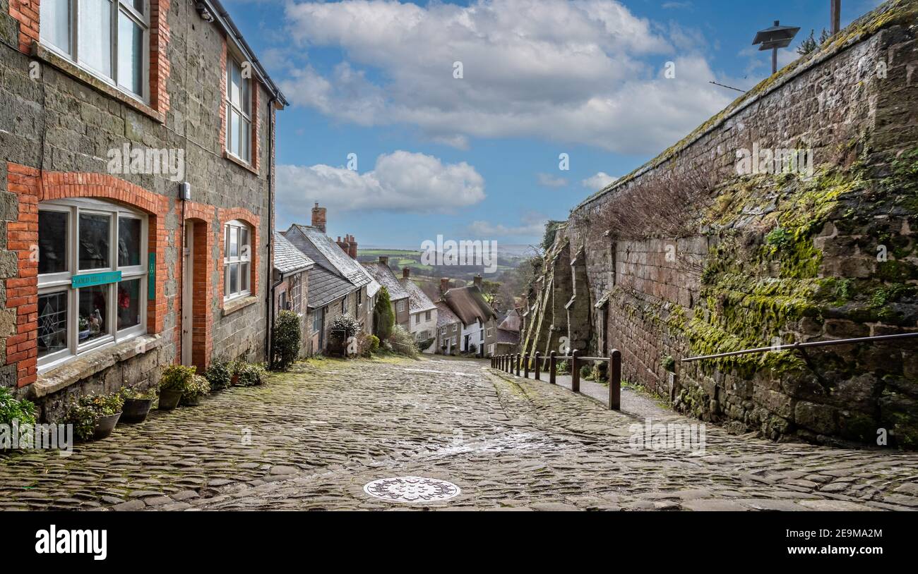 Blick auf den berühmten gepflasterten Gold Hill in Shaftesbury, Dorset, Großbritannien am 5. Februar 2021 Stockfoto