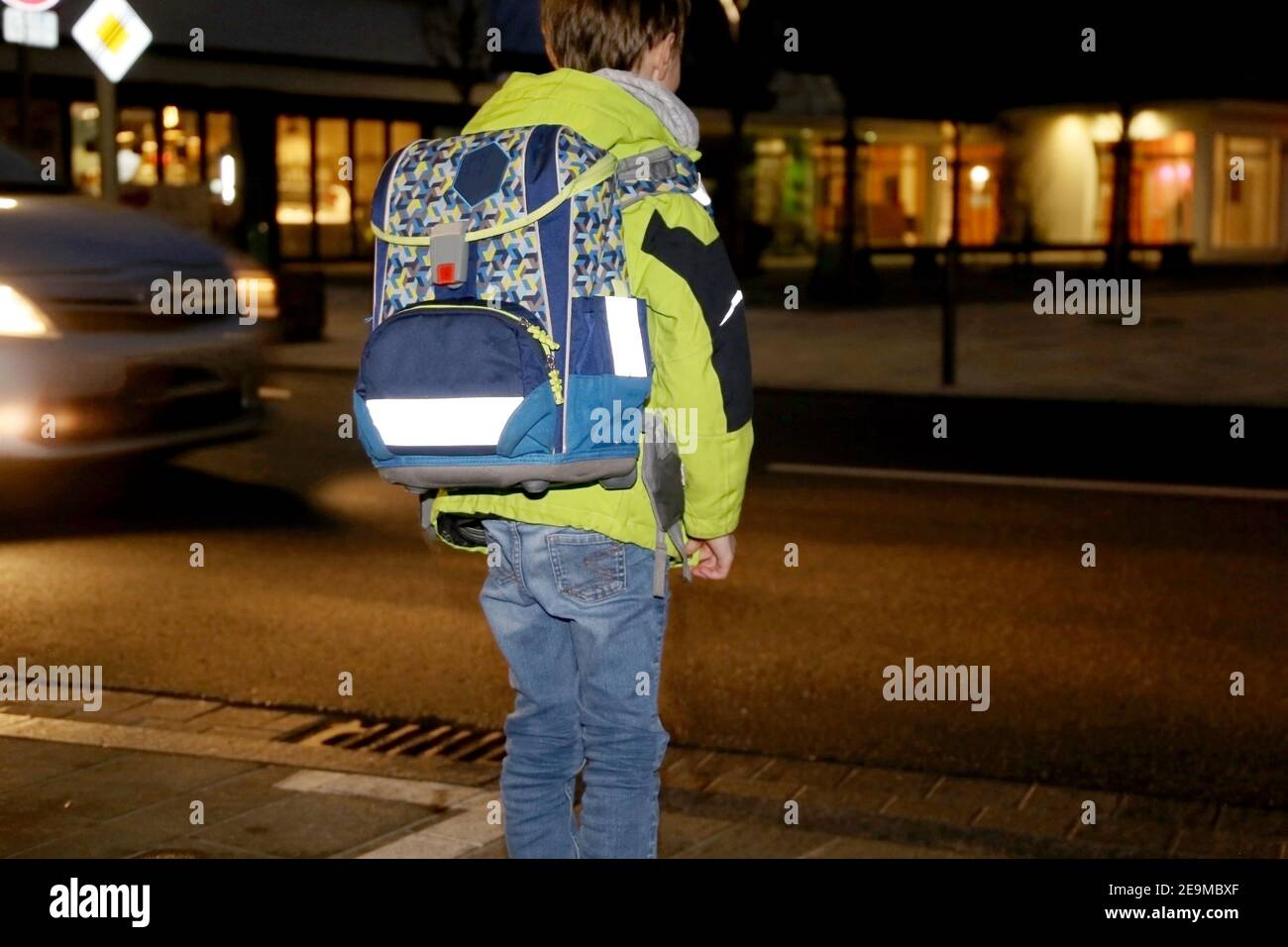 Symbolbild: Schulkind nach Einbruch der Dunkelheit auf dem Weg zur Schule (Modell freigegeben) Stockfoto