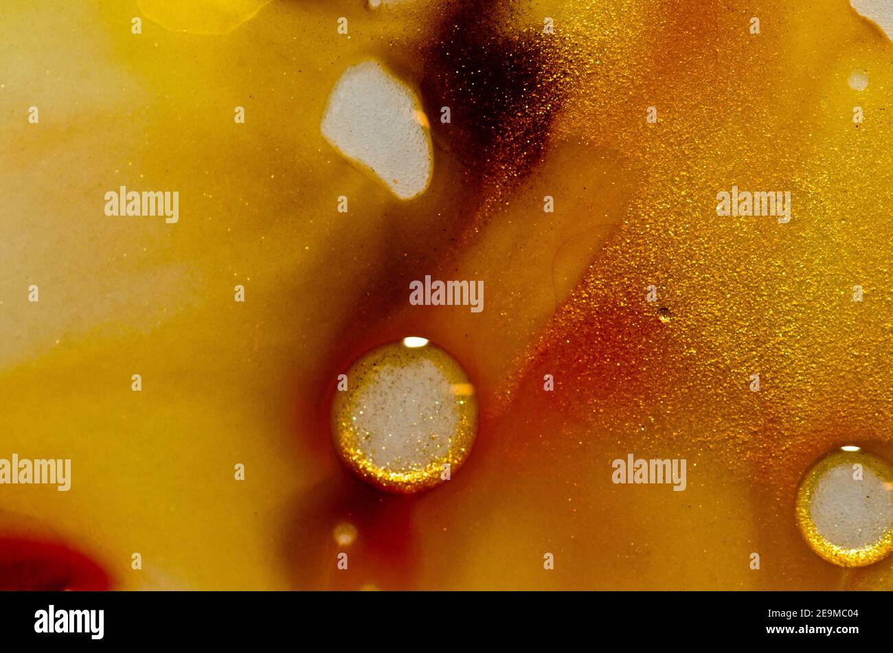 Rot, orange, gelb, braun weiß und Gold flüssig helle Aquarellfarben mit Öl erzeugen flüssige Strukturen und blasen hinein Stockfoto