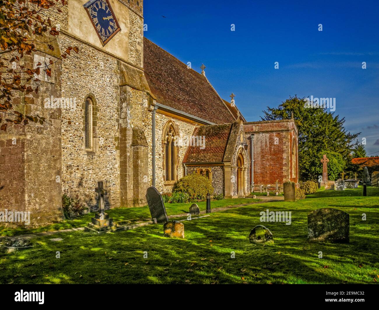 Eine Ansicht der St Mary's Church in Kintbury, Berkshire zeigt den normannischen Eingang. Stockfoto