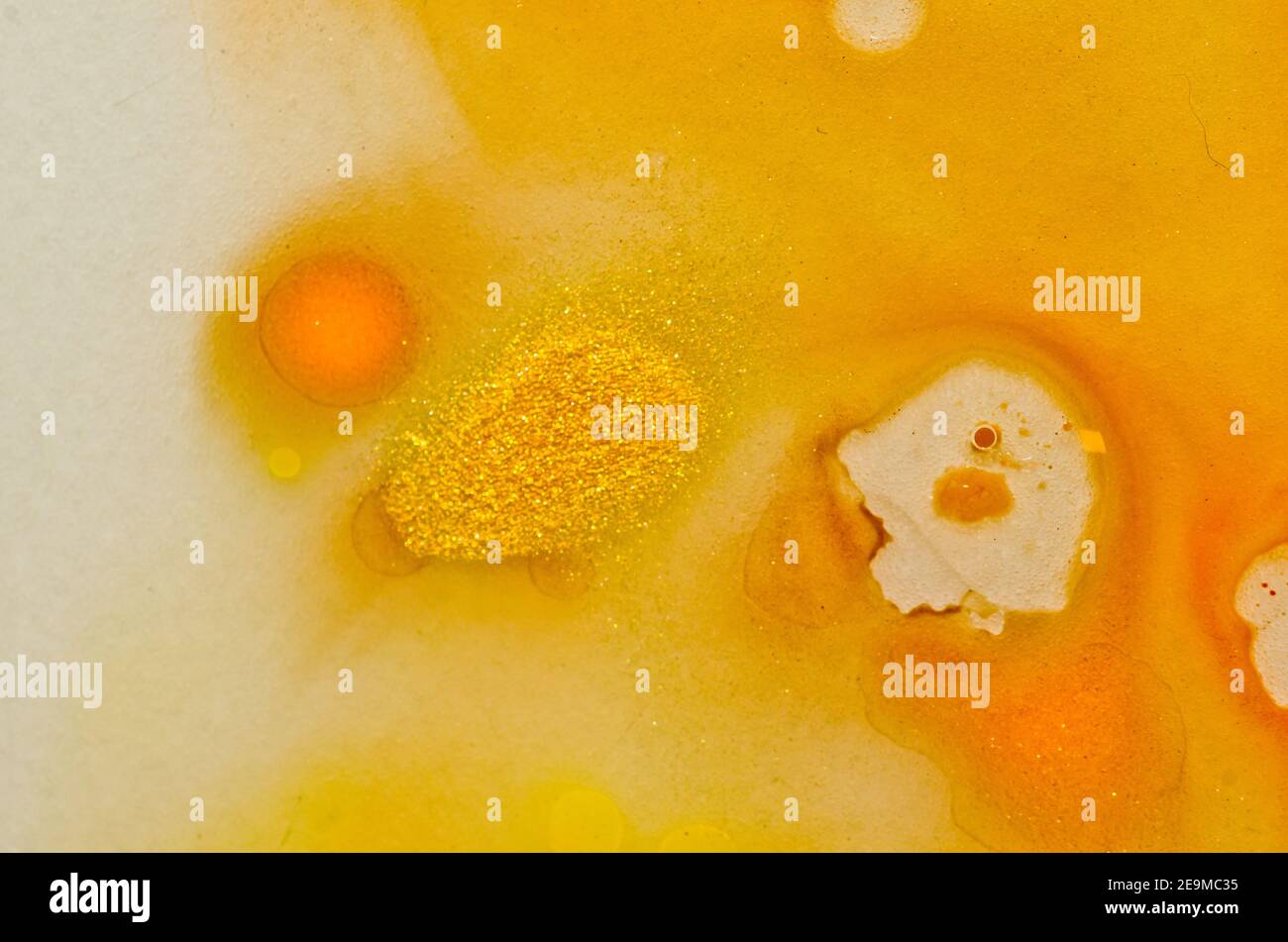Rot, orange, gelb, braun weiß und Gold flüssig helle Aquarellfarben mit Öl erzeugen flüssige Strukturen und blasen hinein Stockfoto