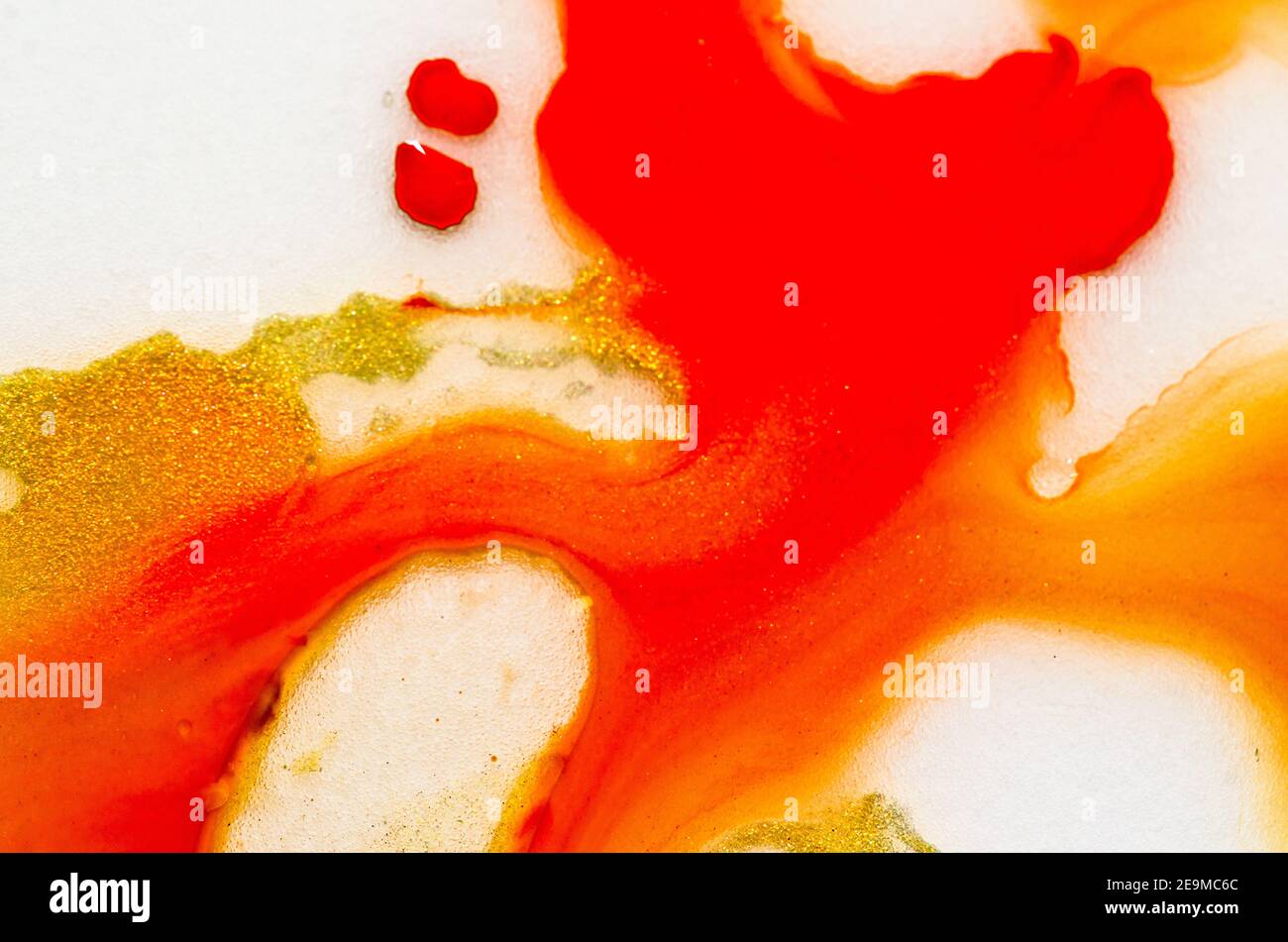 Rot, orange, gelb, braun weiß und Gold flüssig helle Aquarellfarben mit Öl erzeugen flüssige Strukturen und blasen hinein Stockfoto