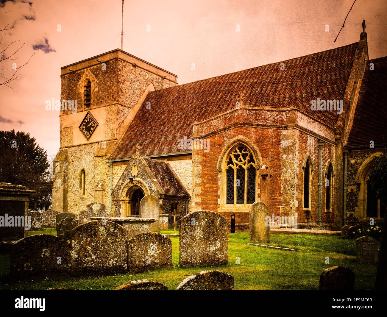 Ein Blick auf St Mary's Kirche in Kintbury Berkshire vom Friedhof mit zusätzlicher Textur und Töne angewendet. Stockfoto